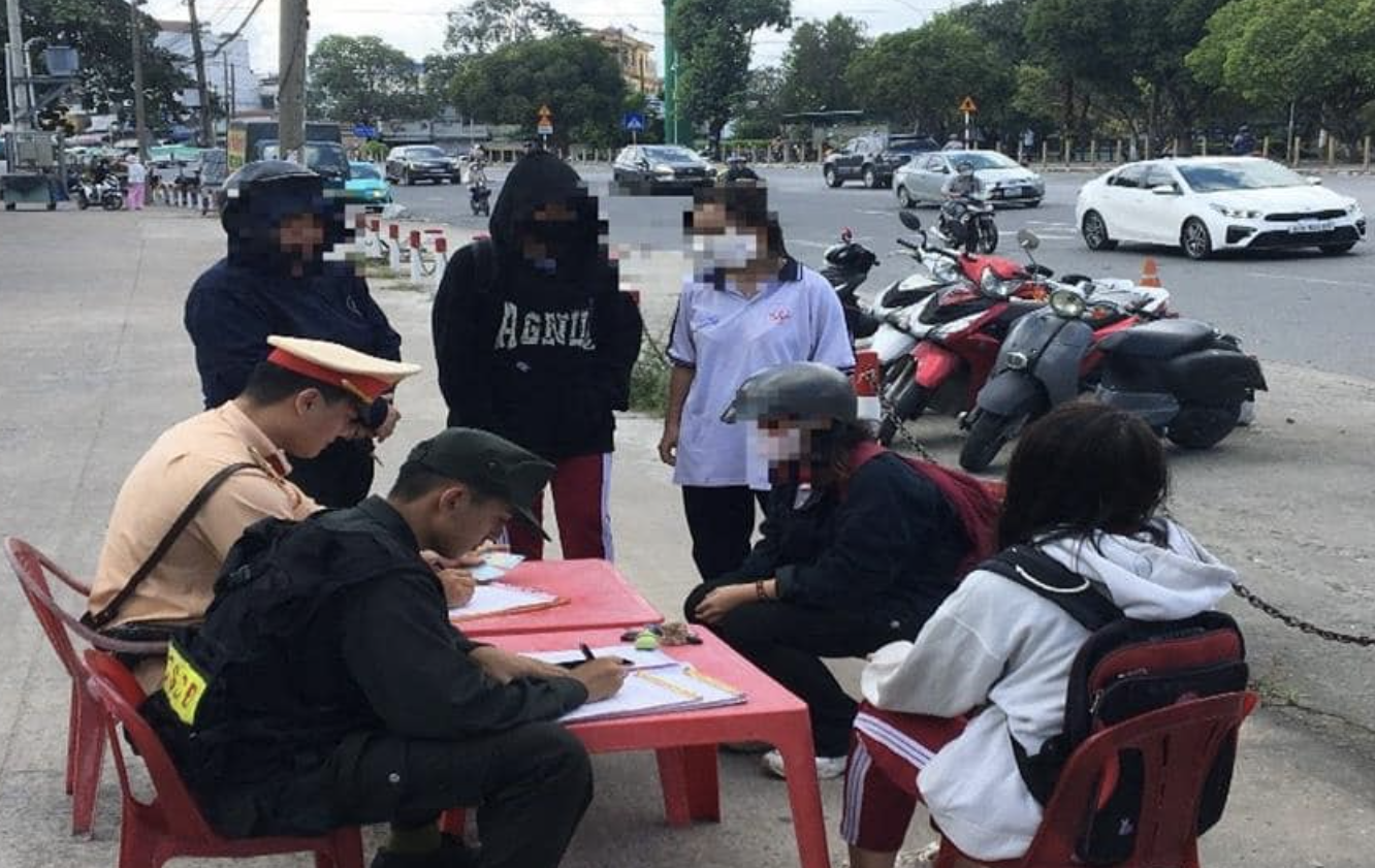 Hai ng&agrave;y phạt tr&ecirc;n 1.000 trường hợp vi phạm trật tự ATGT- Ảnh 1.