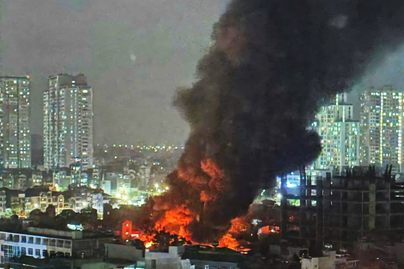 Cháy lớn kho xưởng ở Định Công, người dân hoảng hốt sơ tán- Ảnh 1. Cháy lớn kho xưởng ở Định Công, người dân hoảng hốt sơ tán- Ảnh 1.