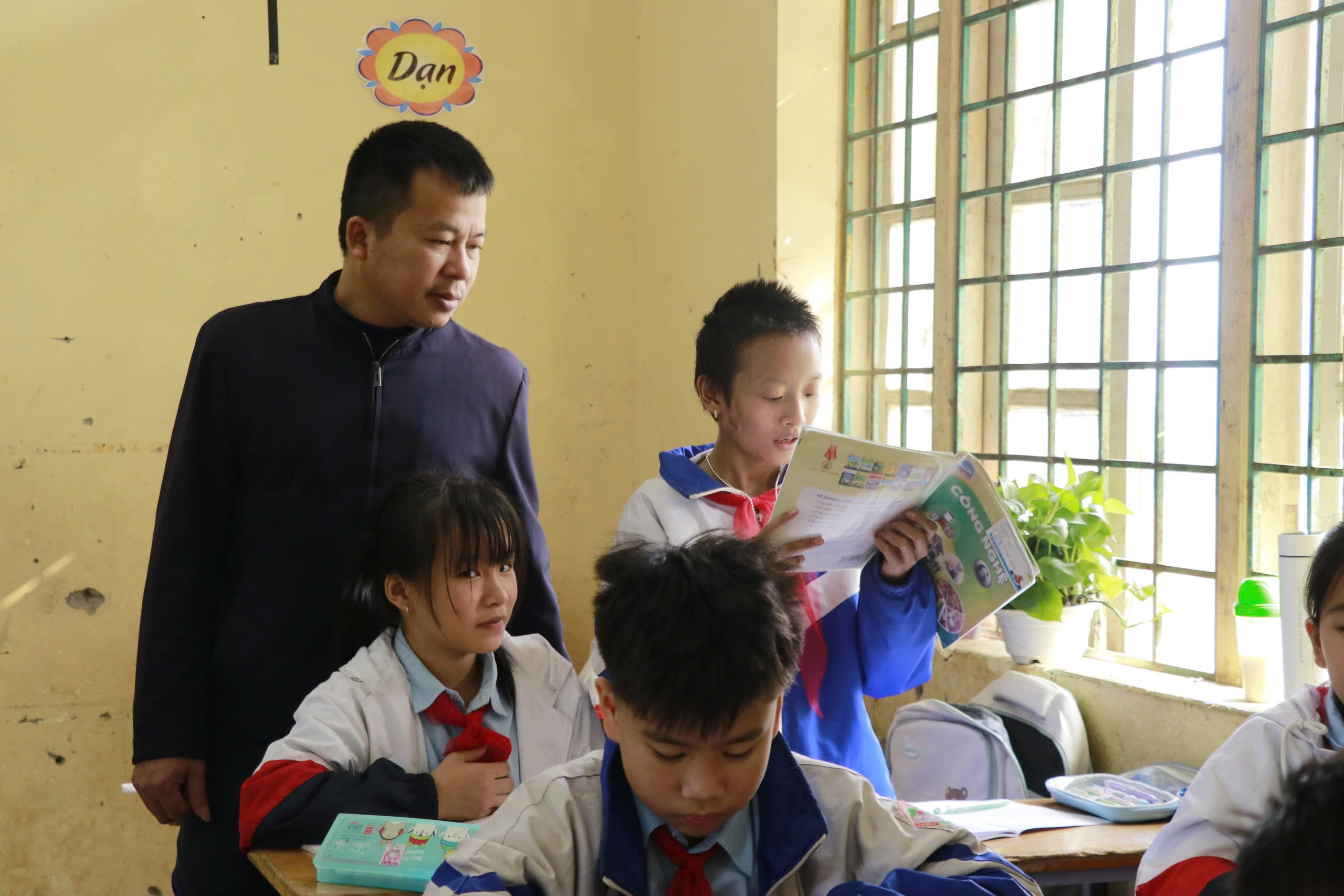 H&aacute;i hoa rừng tri &acirc;n thầy c&ocirc; ở nơi từng l&agrave; t&acirc;m lũ kinh ho&agrave;ng- Ảnh 7.