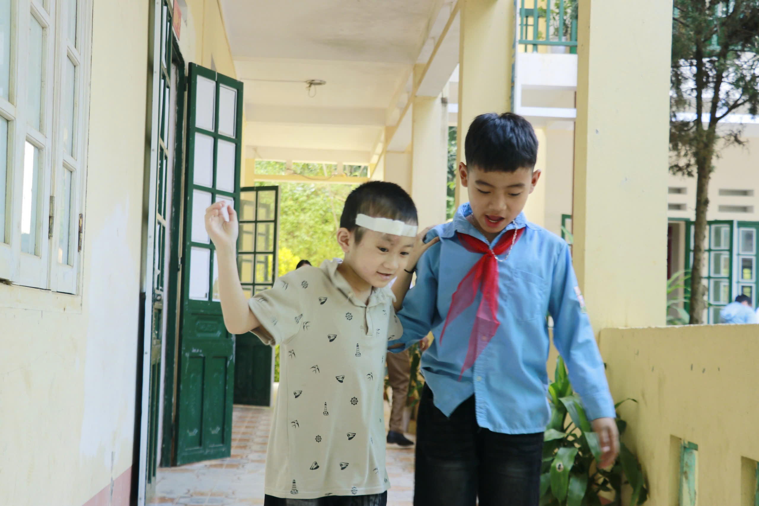 H&aacute;i hoa rừng tri &acirc;n thầy c&ocirc; ở nơi từng l&agrave; t&acirc;m lũ kinh ho&agrave;ng- Ảnh 8.