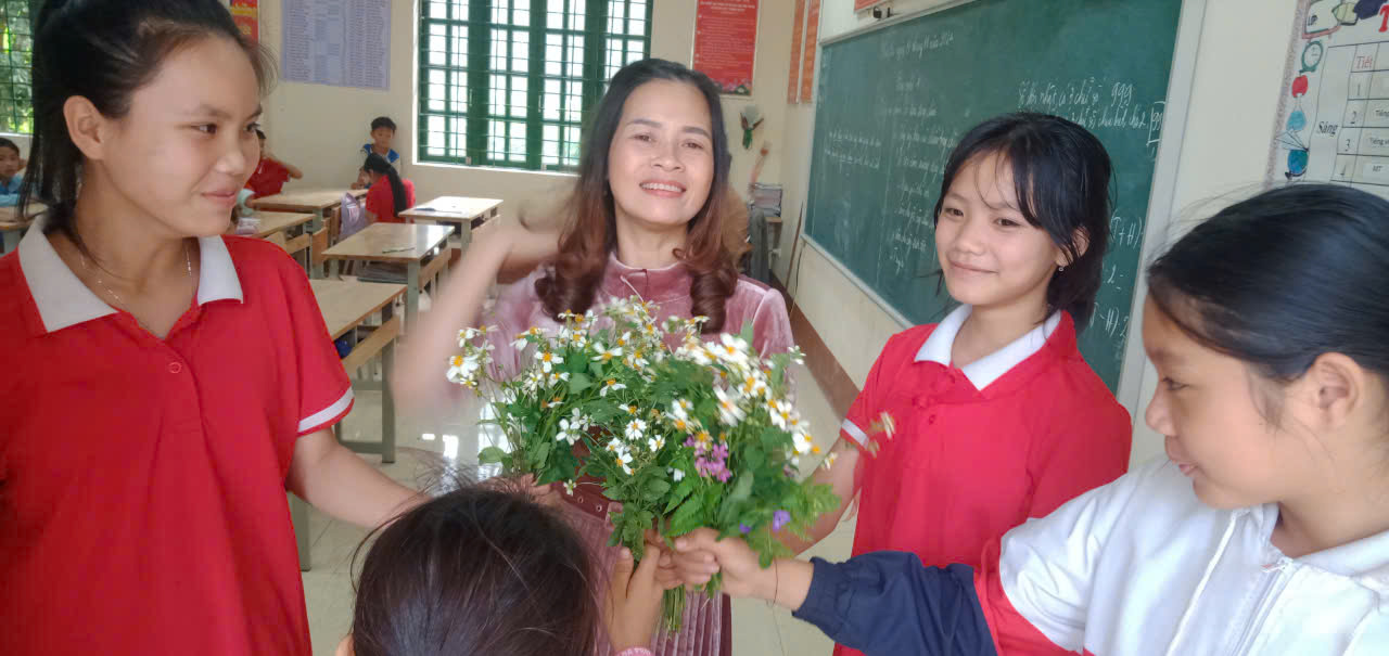 H&aacute;i hoa rừng tri &acirc;n thầy c&ocirc; ở nơi từng l&agrave; t&acirc;m lũ kinh ho&agrave;ng- Ảnh 2.