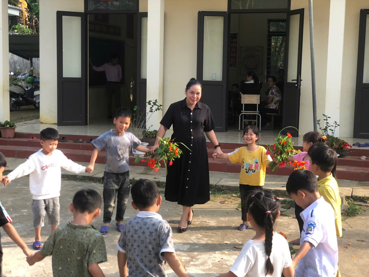 H&aacute;i hoa rừng tri &acirc;n thầy c&ocirc; ở nơi từng l&agrave; t&acirc;m lũ kinh ho&agrave;ng- Ảnh 3.