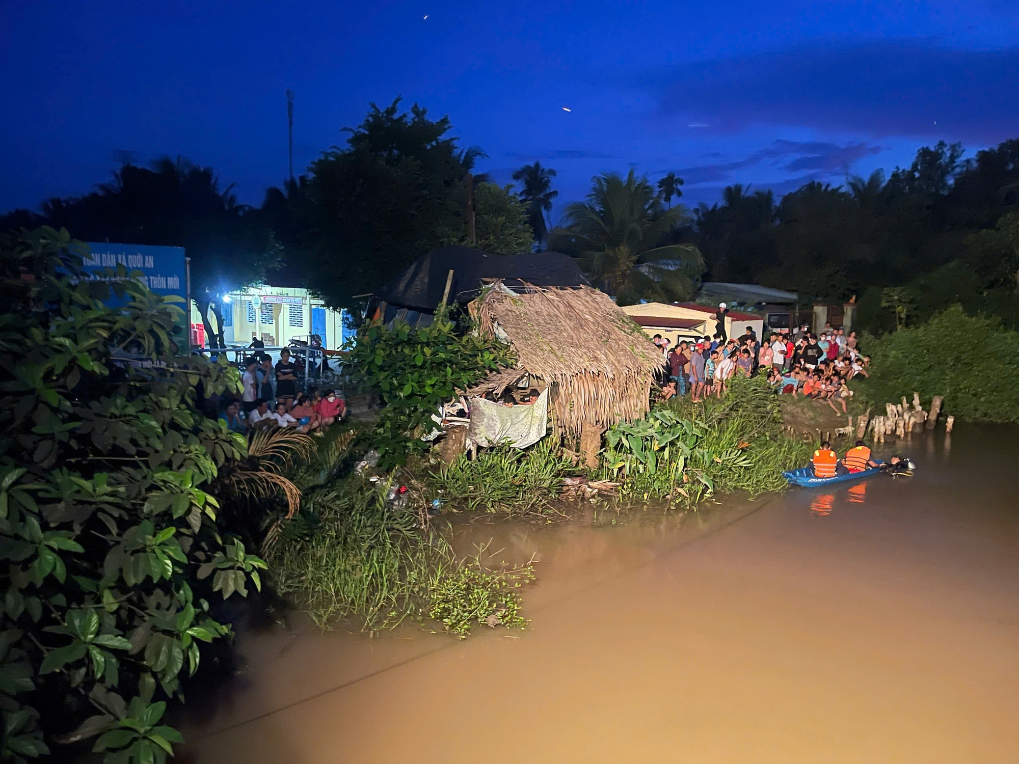 Nhảy cầu tắm s&ocirc;ng, thiếu ni&ecirc;n 14 tuổi đuối nước tử vong thương t&acirc;m- Ảnh 1.