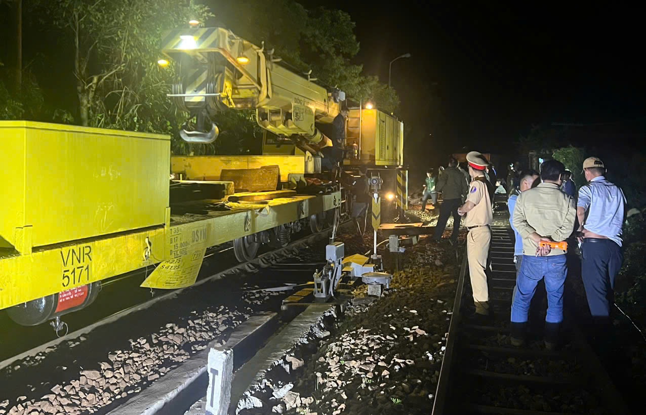 Nỗ lực th&ocirc;ng đường sắt qua đ&egrave;o Hải V&acirc;n sau sự cố 3 toa h&agrave;ng trật b&aacute;nh- Ảnh 2.
