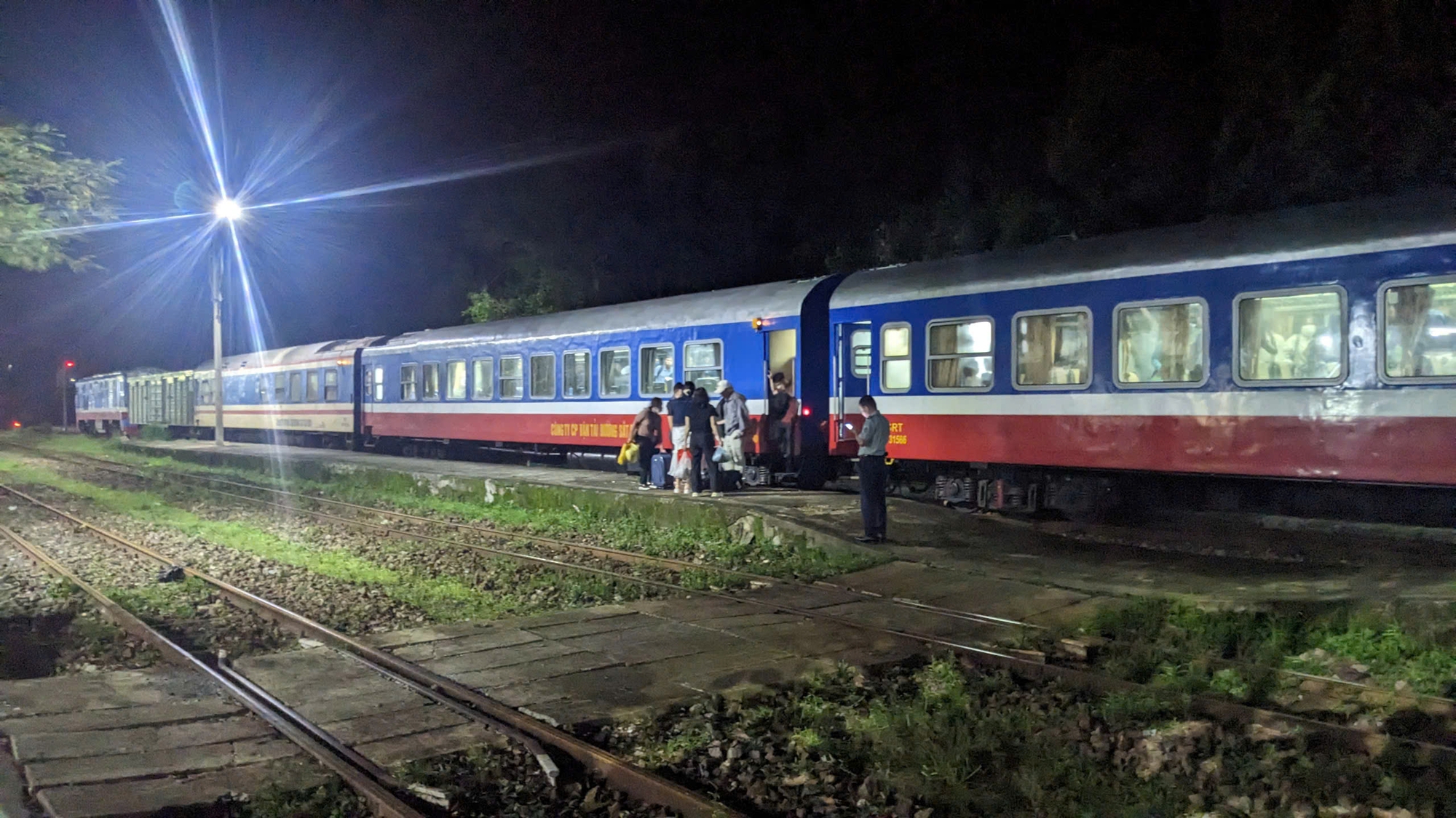 Nỗ lực th&ocirc;ng đường sắt qua đ&egrave;o Hải V&acirc;n sau sự cố 3 toa h&agrave;ng trật b&aacute;nh- Ảnh 3.