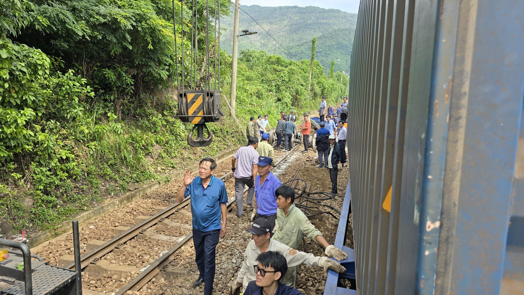Hiện trường cứu hộ t&agrave;u h&agrave;ng trật b&aacute;nh khi qua đ&egrave;o Hải V&acirc;n- Ảnh 4.