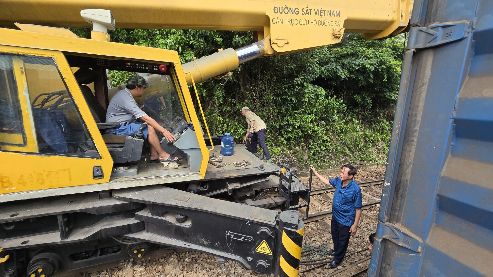 Hiện trường cứu hộ t&agrave;u h&agrave;ng trật b&aacute;nh khi qua đ&egrave;o Hải V&acirc;n- Ảnh 3.