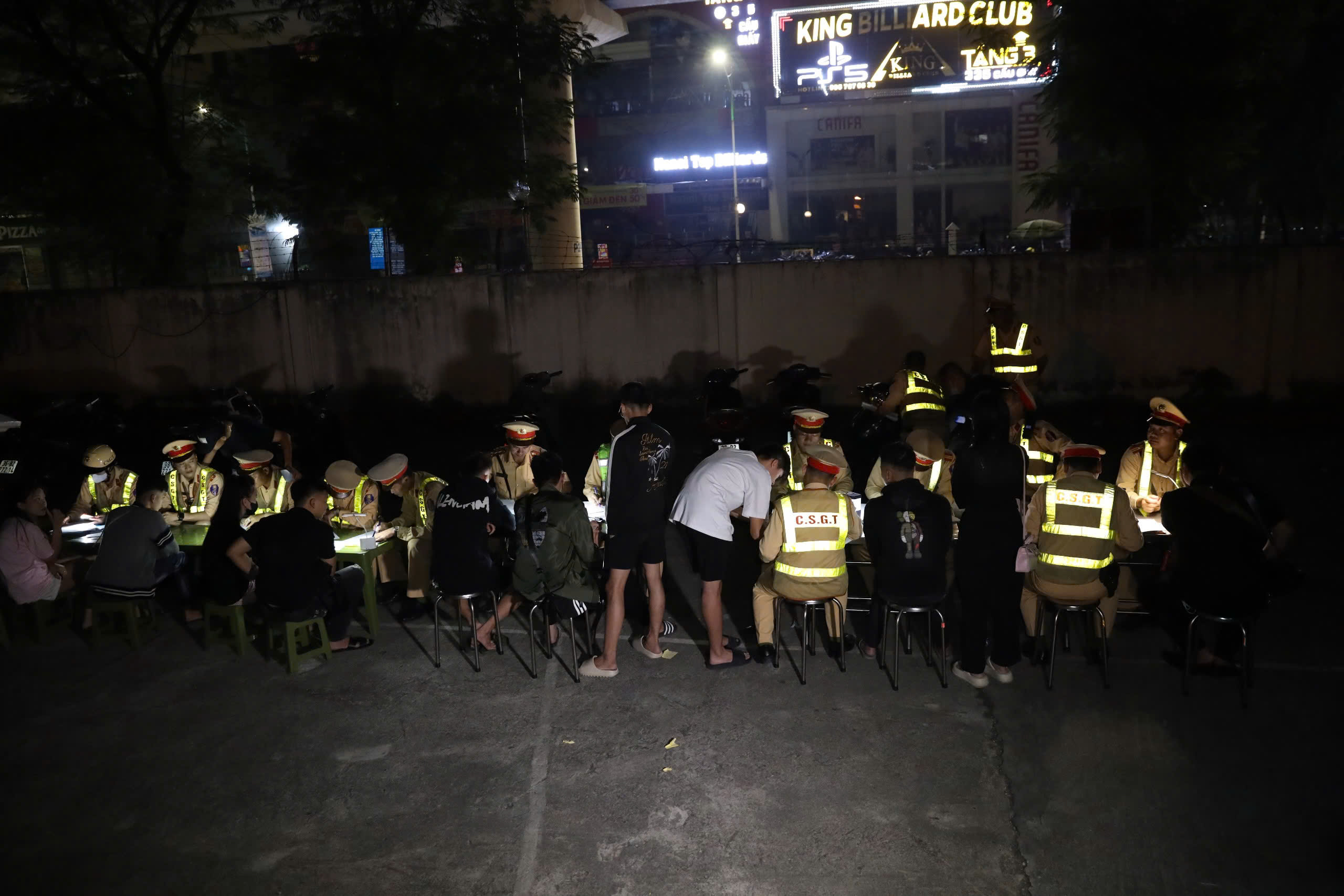 Chặn bắt 30 "qu&aacute;i xế" chạy xe m&aacute;y gầm r&uacute;, lạng l&aacute;ch trong đ&ecirc;m- Ảnh 12.