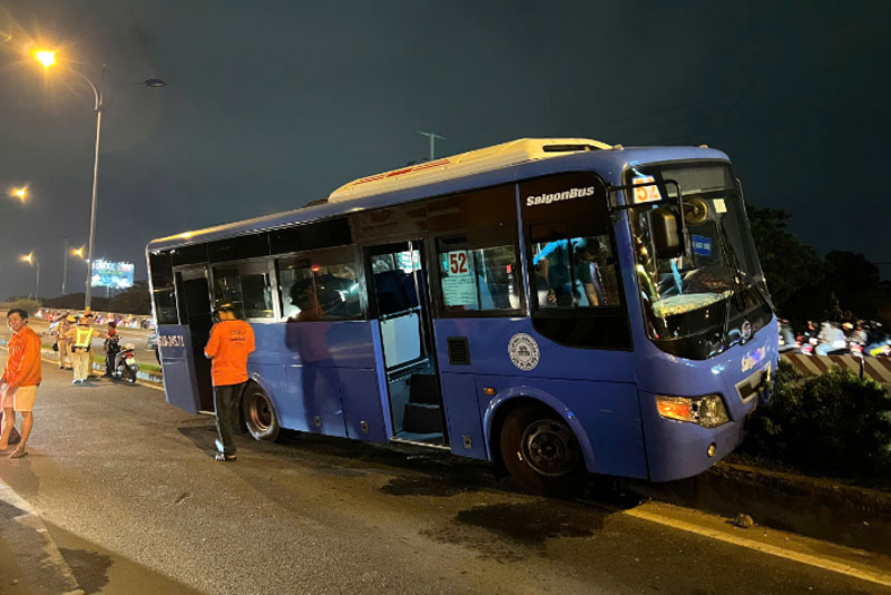 Chiếc xe bu&yacute;t leo dải ph&acirc;n c&aacute;ch, su&yacute;t bị lật.