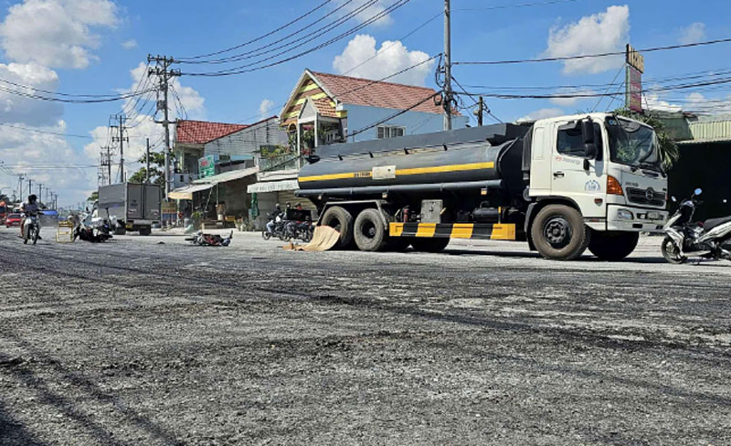 Hiện trường vụ tai nạn li&ecirc;n ho&agrave;n khiến một người tử vong.