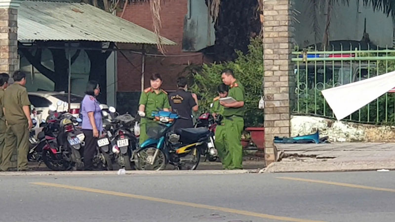 Chiếc xe m&aacute;y của nạn nh&acirc;n bị bể n&aacute;t.