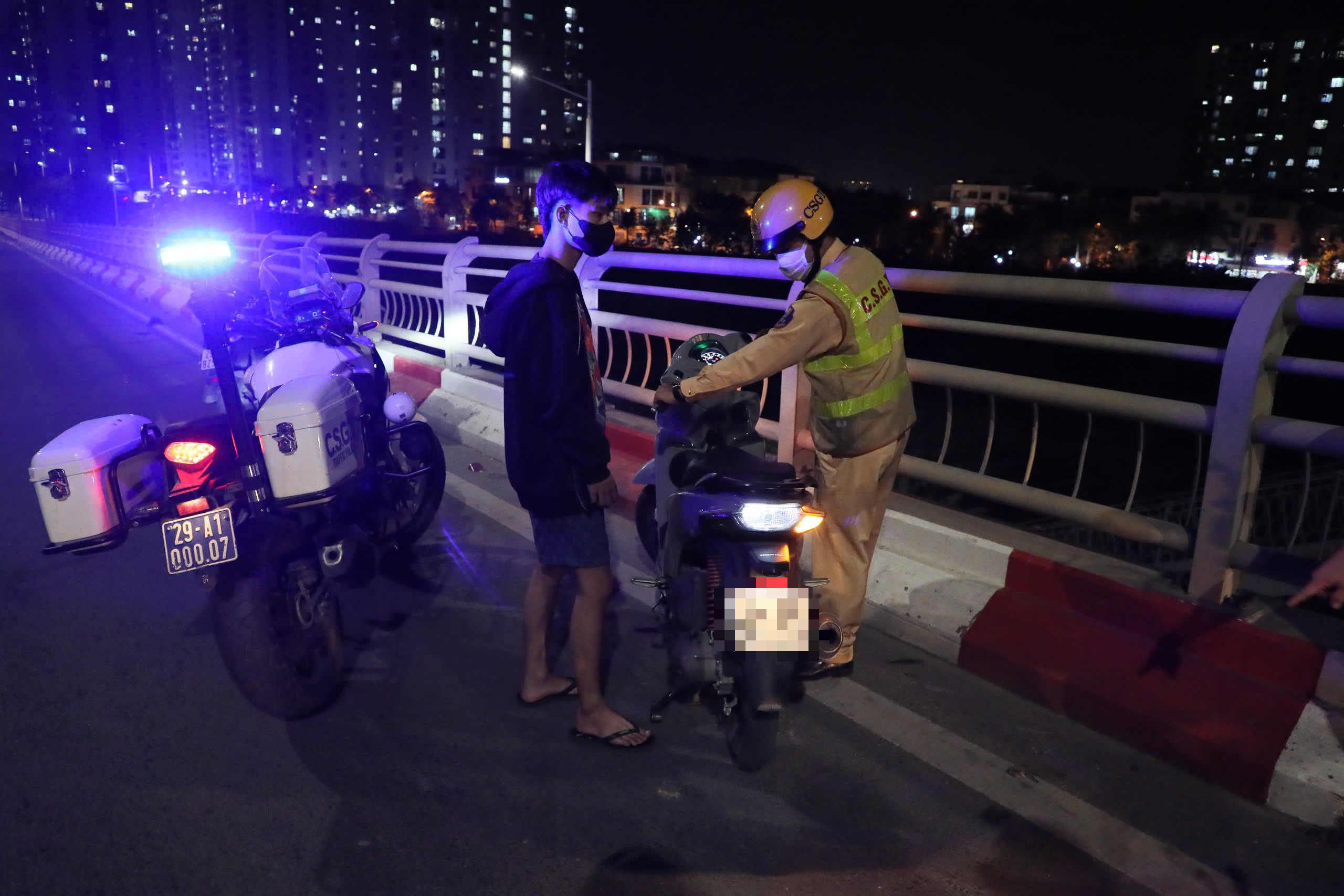 Chặn bắt 30 "qu&aacute;i xế" chạy xe m&aacute;y gầm r&uacute;, lạng l&aacute;ch trong đ&ecirc;m- Ảnh 5.