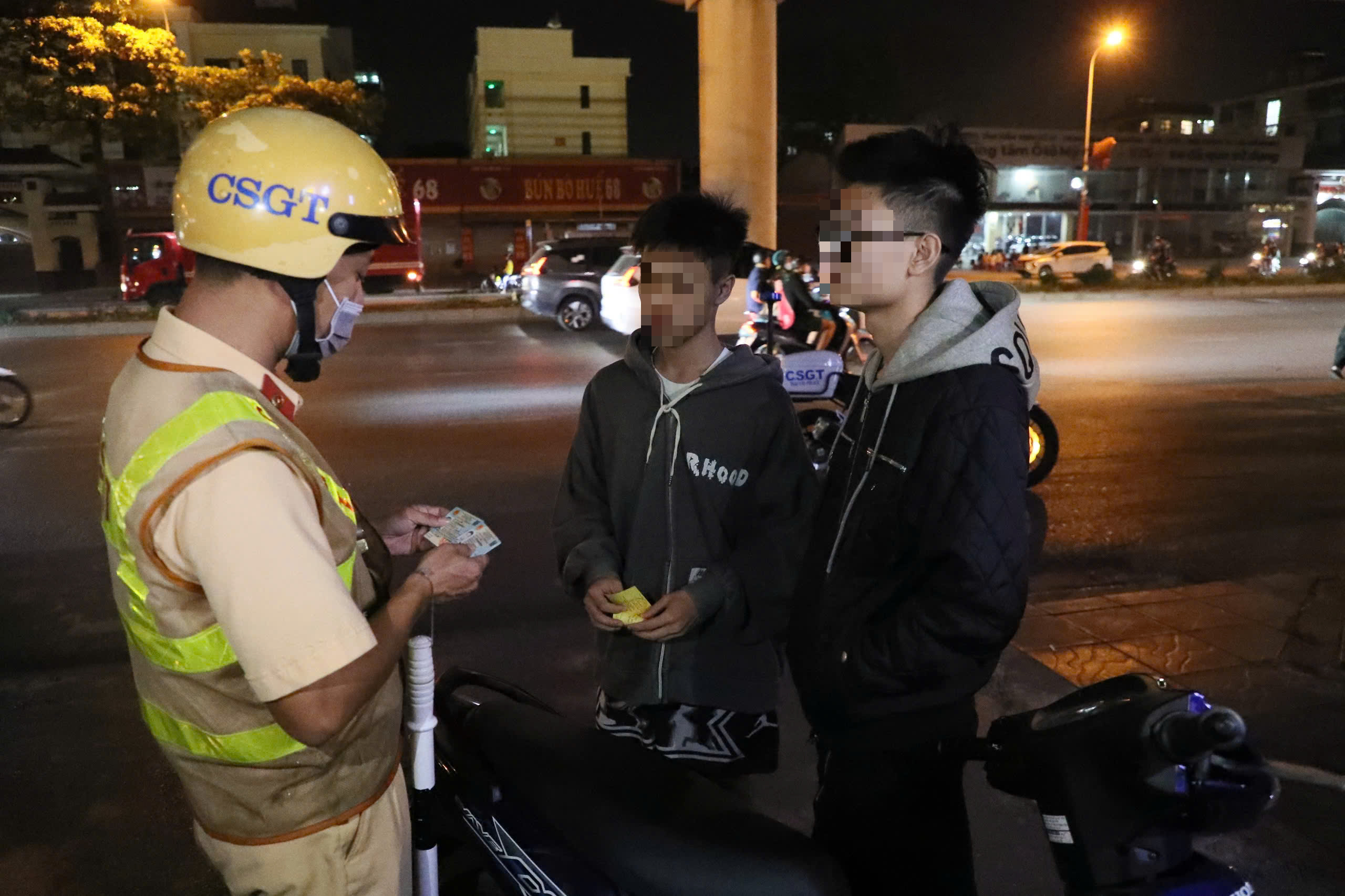 Chặn bắt 30 "qu&aacute;i xế" chạy xe m&aacute;y gầm r&uacute;, lạng l&aacute;ch trong đ&ecirc;m- Ảnh 7.