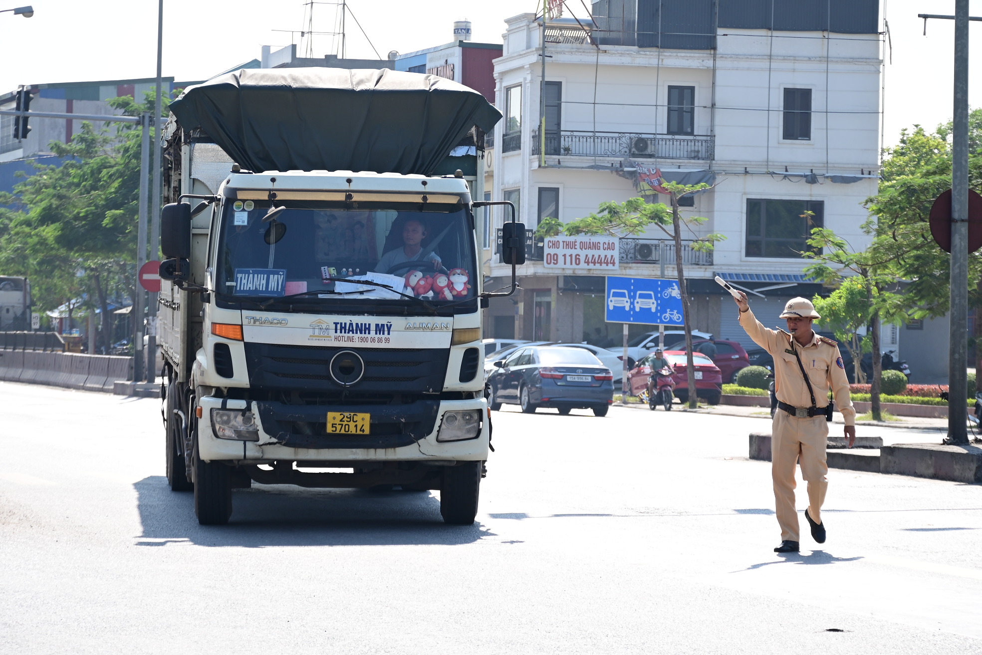 CSGT Hải Ph&ograve;ng tổng kiểm so&aacute;t c&aacute;c xe &ocirc; t&ocirc; kinh doanh vận tải - Ảnh 1.