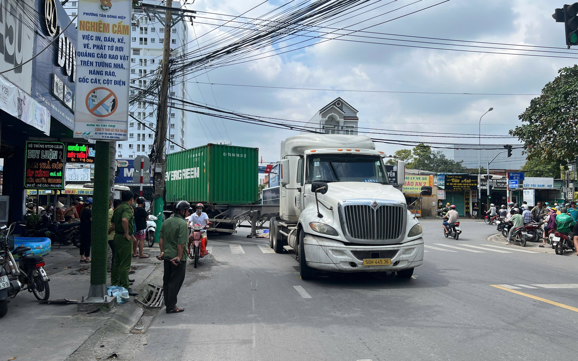 Xe container va chạm xe đạp điện, người đ&agrave;n &ocirc;ng tử vong tại chỗ