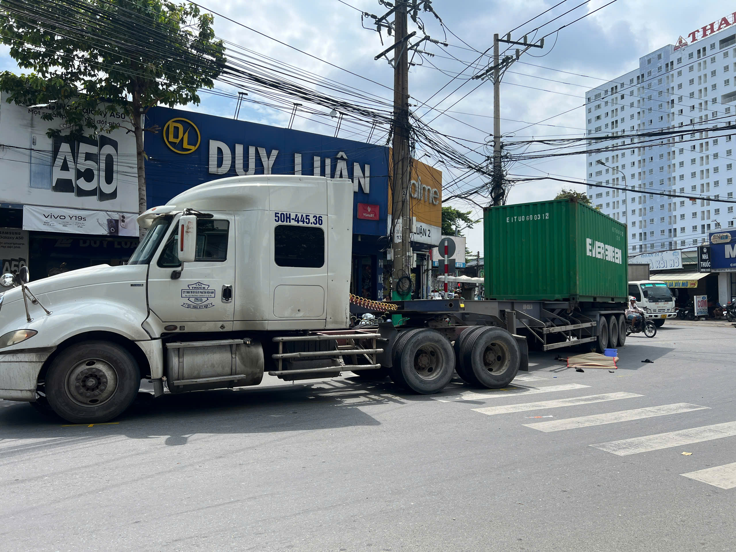 Xe container va chạm xe đạp điện, người đàn ông tử vong tại chỗ- Ảnh 1. Xe container va chạm xe đạp điện, người đàn ông tử vong tại chỗ- Ảnh 1.