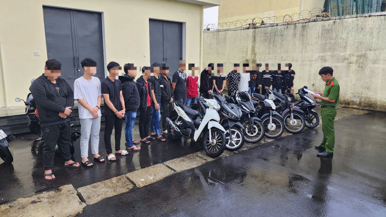 Đ&agrave; Nẵng: Bắt 13 thanh ni&ecirc;n mang hung kh&iacute; đ&aacute;nh nhau do m&acirc;u thuẫn tr&ecirc;n Facebook- Ảnh 1.