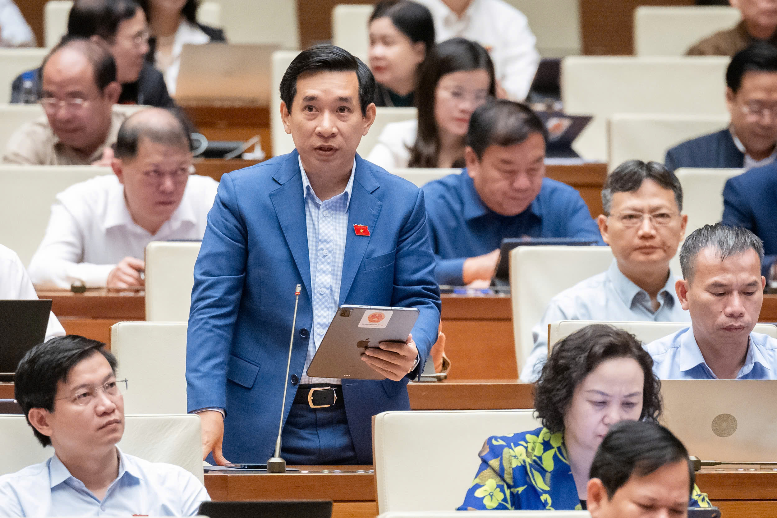 Đại biểu Quốc hội hiến kế ngăn t&igrave;nh trạng phụ huynh h&agrave;nh hung gi&aacute;o vi&ecirc;n- Ảnh 1.