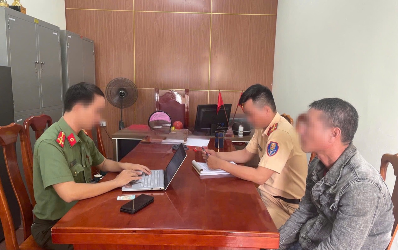 Con g&aacute;i bị CSGT xử phạt, bố l&ecirc;n mạng x&uacute;c phạm lực lượng c&ocirc;ng an- Ảnh 2.