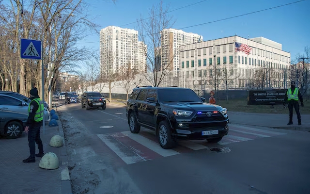 Xung đột Nga - Ukraine leo thang, Việt Nam đề nghị công dân ở Ukraine sẵn sàng sơ tán- Ảnh 2. Mỹ đóng cửa Đại sứ quán tại Ukraine do lo ngại bị không kích