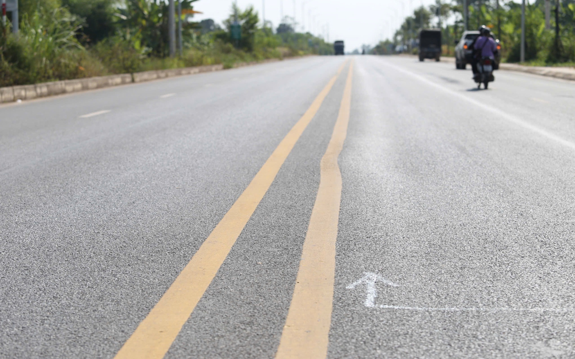 Đường trăm tỷ ở Th&aacute;i Nguy&ecirc;n xuất hiện vệt l&uacute;n s&acirc;u 10cm sau hơn một năm sử dụng