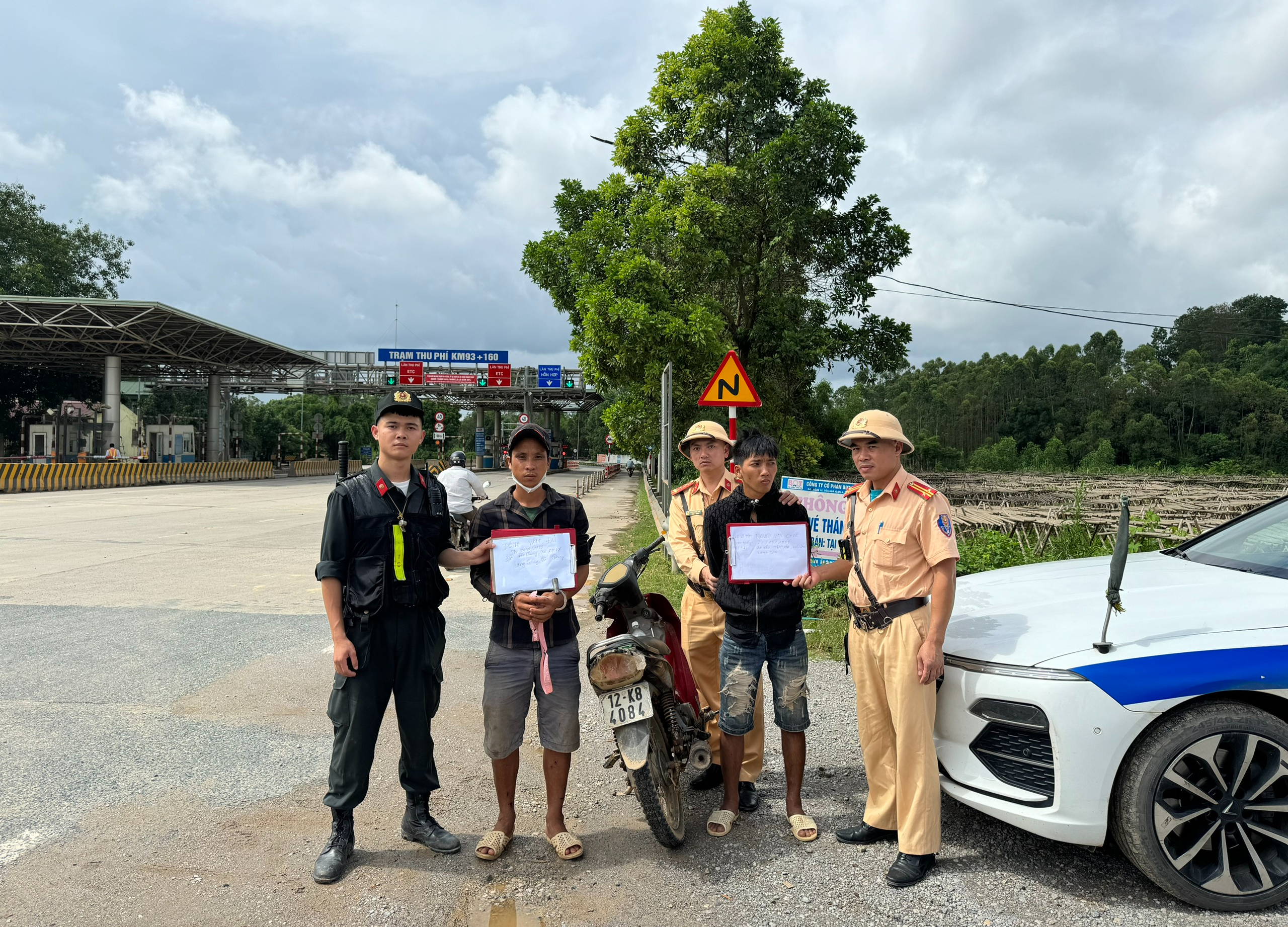 Chuyện CSGT truy bắt nh&oacute;m trộm cắp xe m&aacute;y sau 9 ph&uacute;t như phim h&agrave;nh động- Ảnh 2.