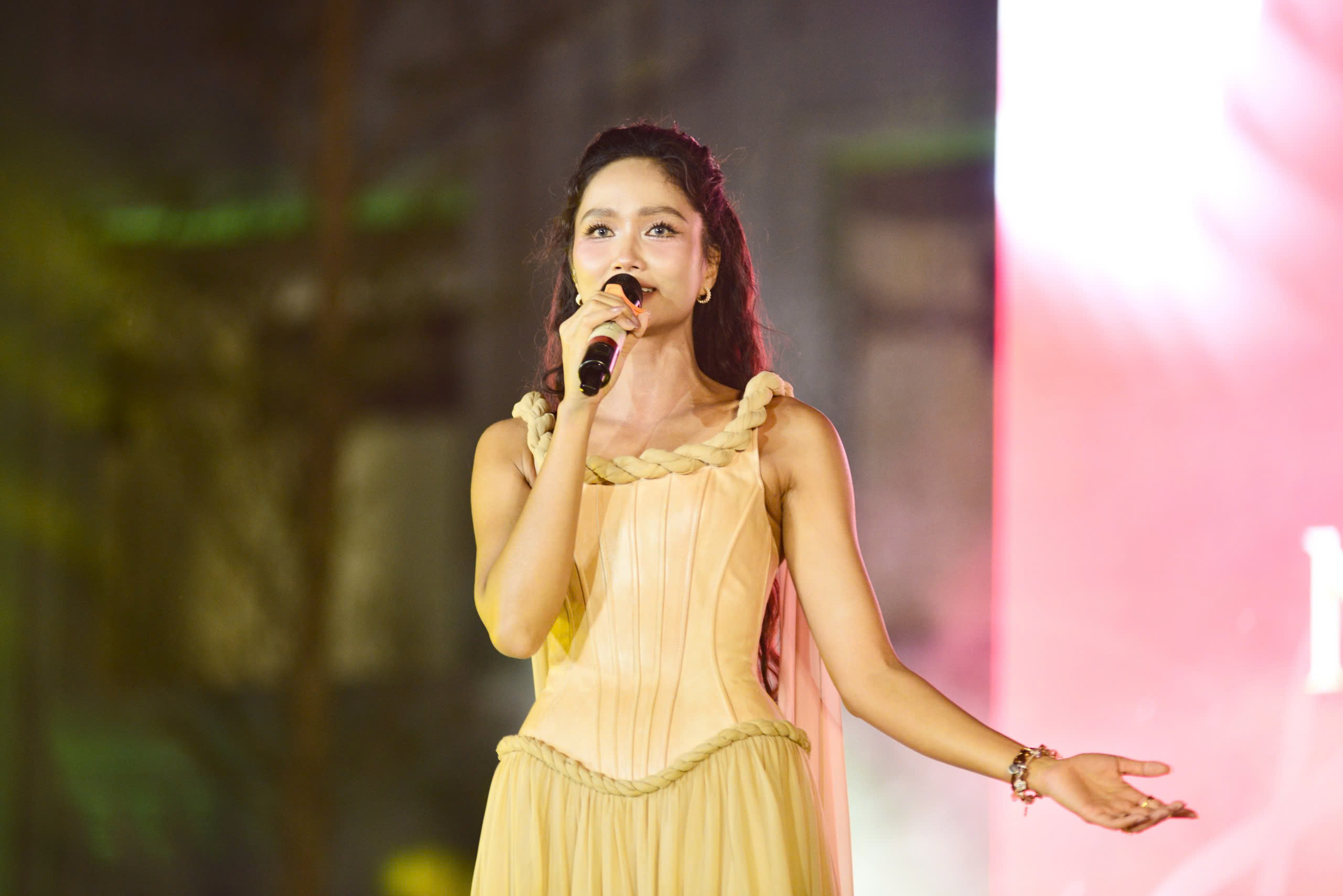 Sinh vi&ecirc;n Đại học GTVT TP.HCM b&ugrave;ng nổ cảm x&uacute;c ng&agrave;y hội "Light up the Night"- Ảnh 5.