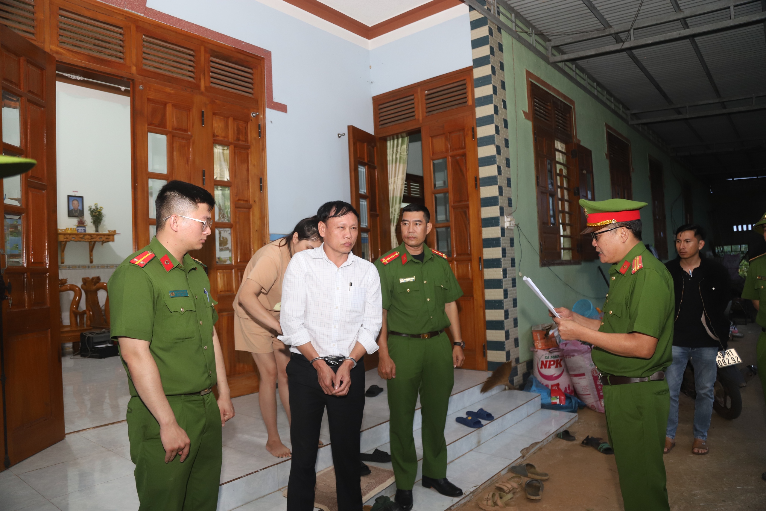 Bắt nguy&ecirc;n c&aacute;n bộ địa ch&iacute;nh x&atilde; lừa cho thu&ecirc; đất rừng chiếm đoạt nhiều tỷ đồng- Ảnh 2.