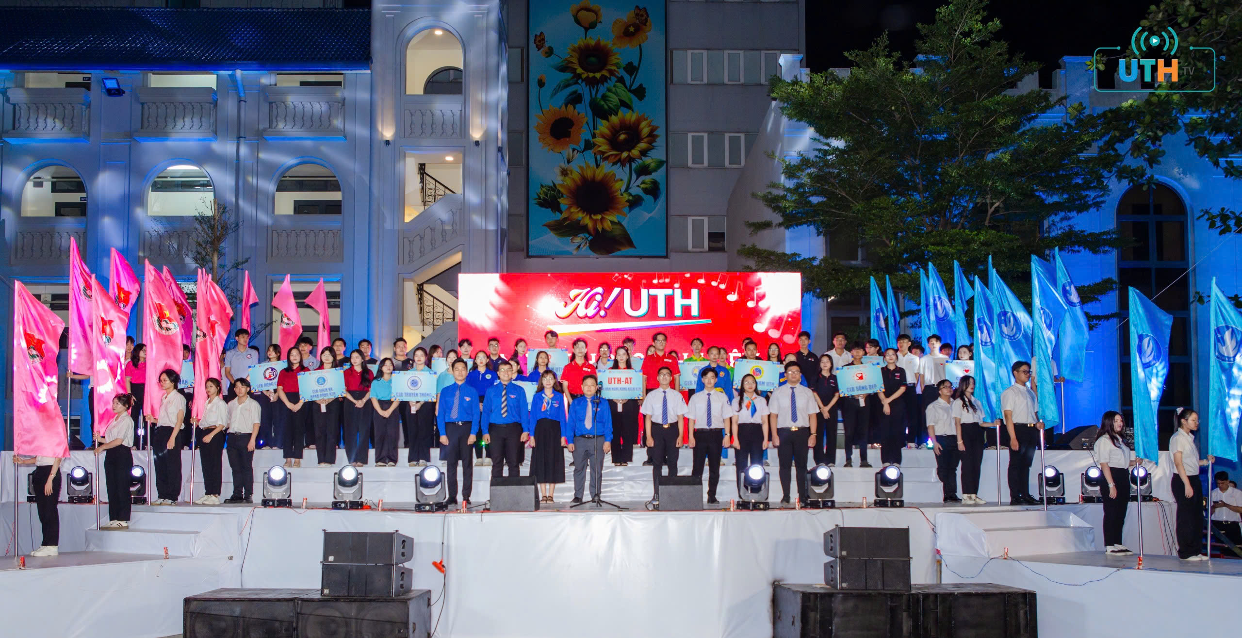 Sinh vi&ecirc;n Đại học GTVT TP.HCM b&ugrave;ng nổ cảm x&uacute;c ng&agrave;y hội "Light up the Night"- Ảnh 1.