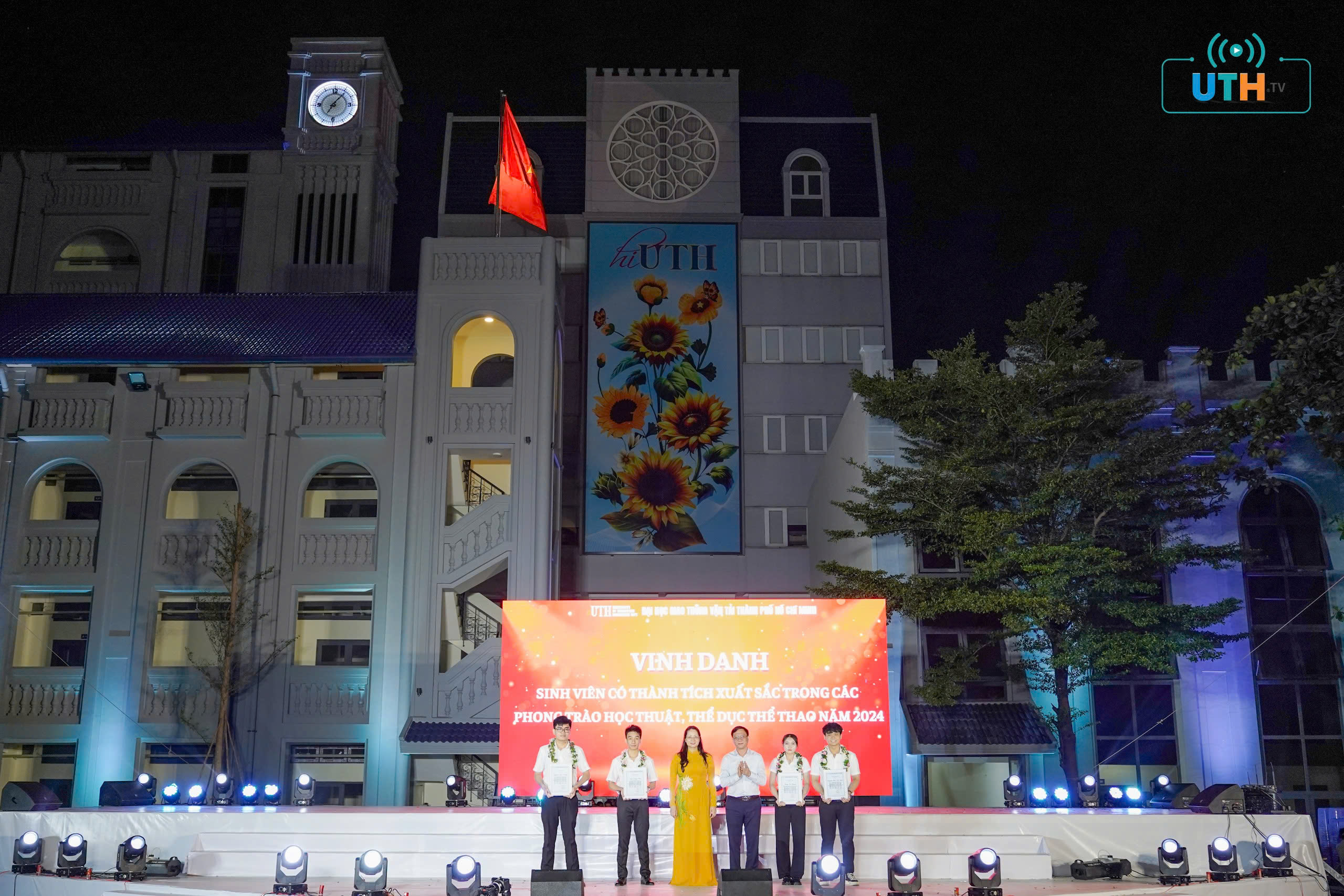 Sinh vi&ecirc;n Đại học GTVT TP.HCM b&ugrave;ng nổ cảm x&uacute;c ng&agrave;y hội "Light up the Night"- Ảnh 3.