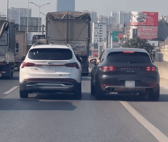 X&aacute;c minh vụ t&agrave;i xế Porsche Macan đi l&agrave;n khẩn cấp, đập gương &ocirc; t&ocirc; Hyundai- Ảnh 1.