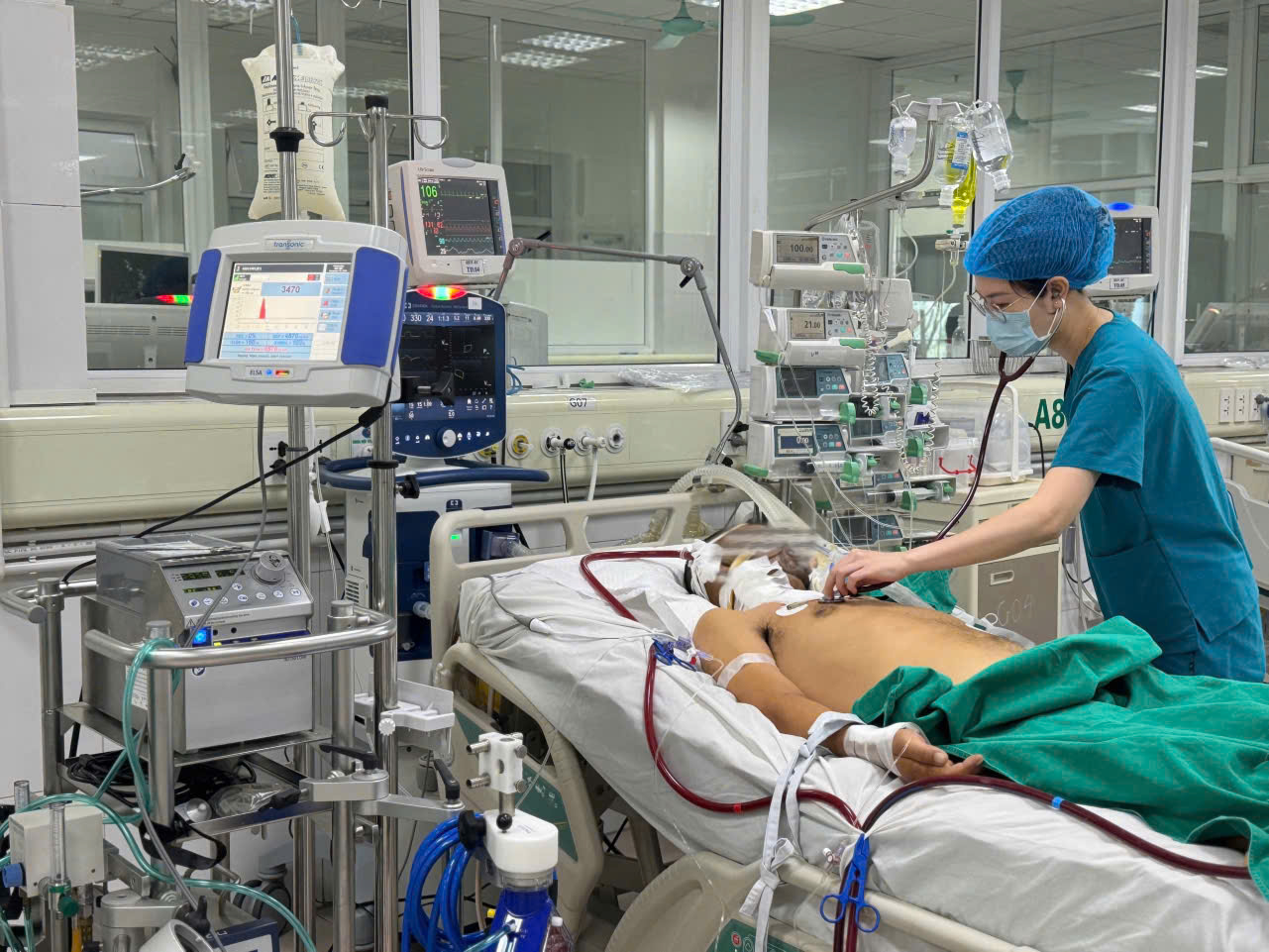 Người đ&agrave;n &ocirc;ng l&aacute;i m&aacute;y x&uacute;c nguy kịch v&igrave; bị vi khuẩn "ăn thịt người" tấn c&ocirc;ng- Ảnh 1.