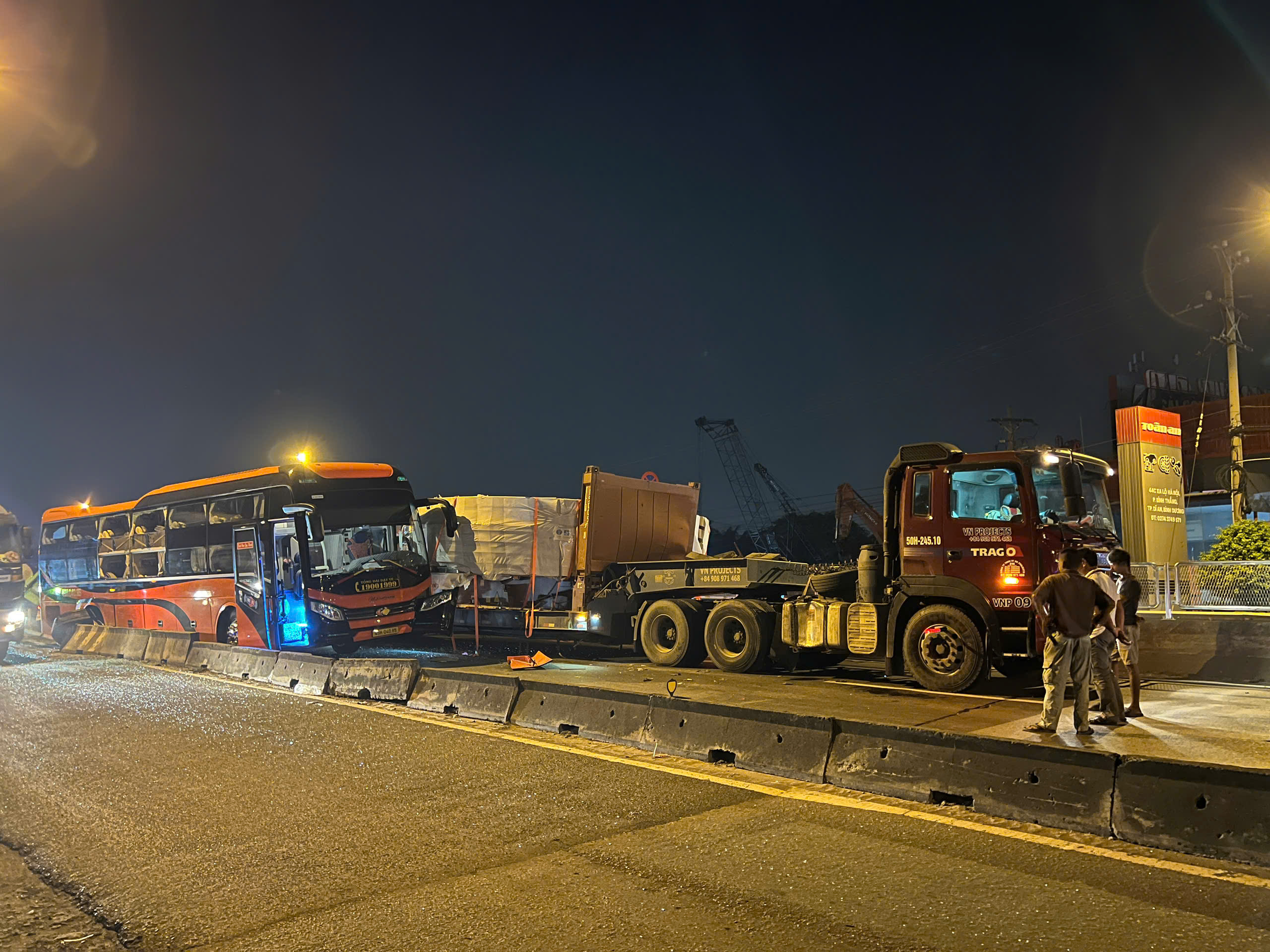 Xe giường nằm va chạm xe đầu kéo trên quốc lộ 1, giao thông ùn tắc nhiều giờ- Ảnh 2.