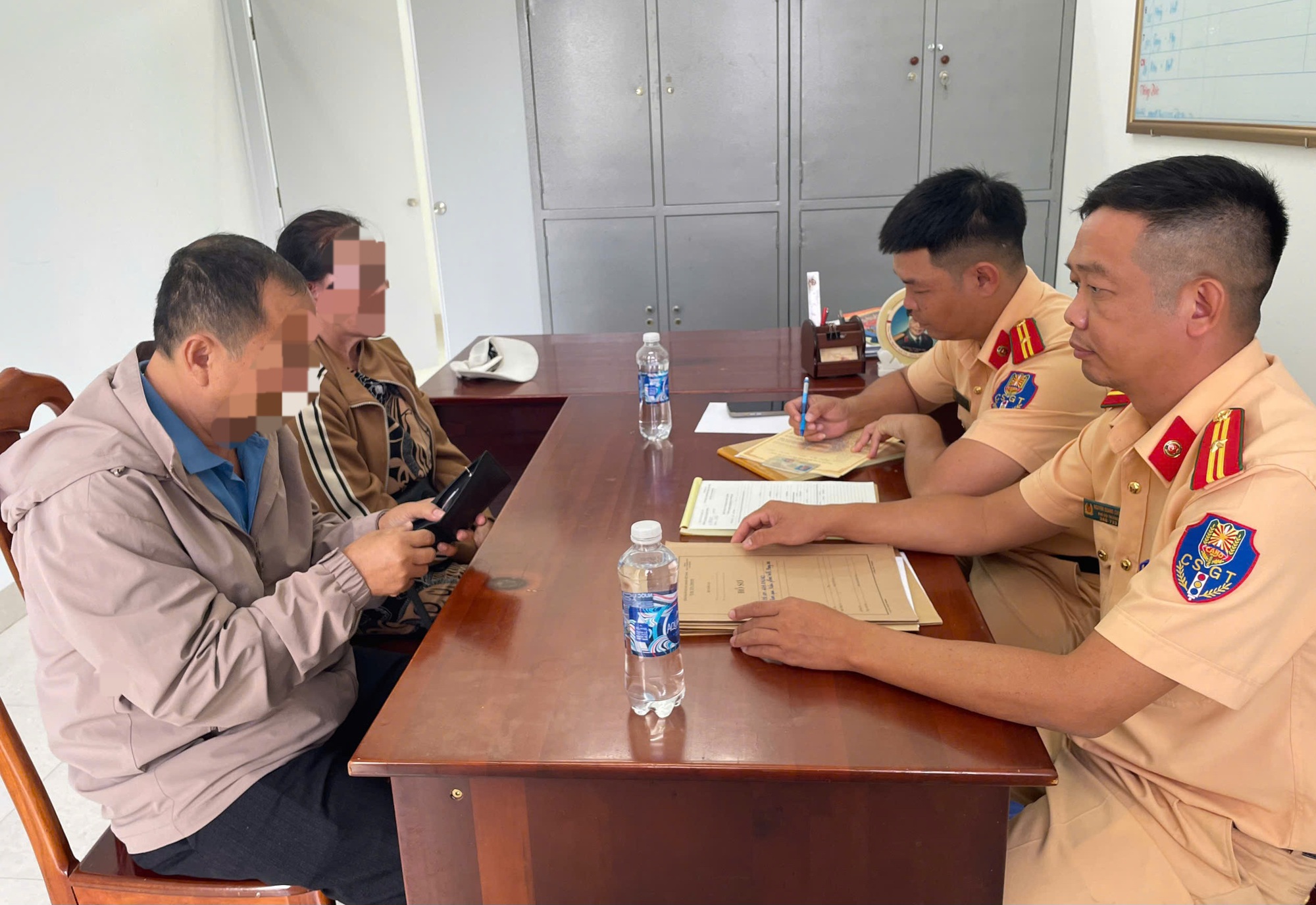 T&agrave;i xế dừng xe đ&oacute;n kh&aacute;ch dọc đường ở Đắk Lắk bị tước GPLX 2 th&aacute;ng- Ảnh 1.