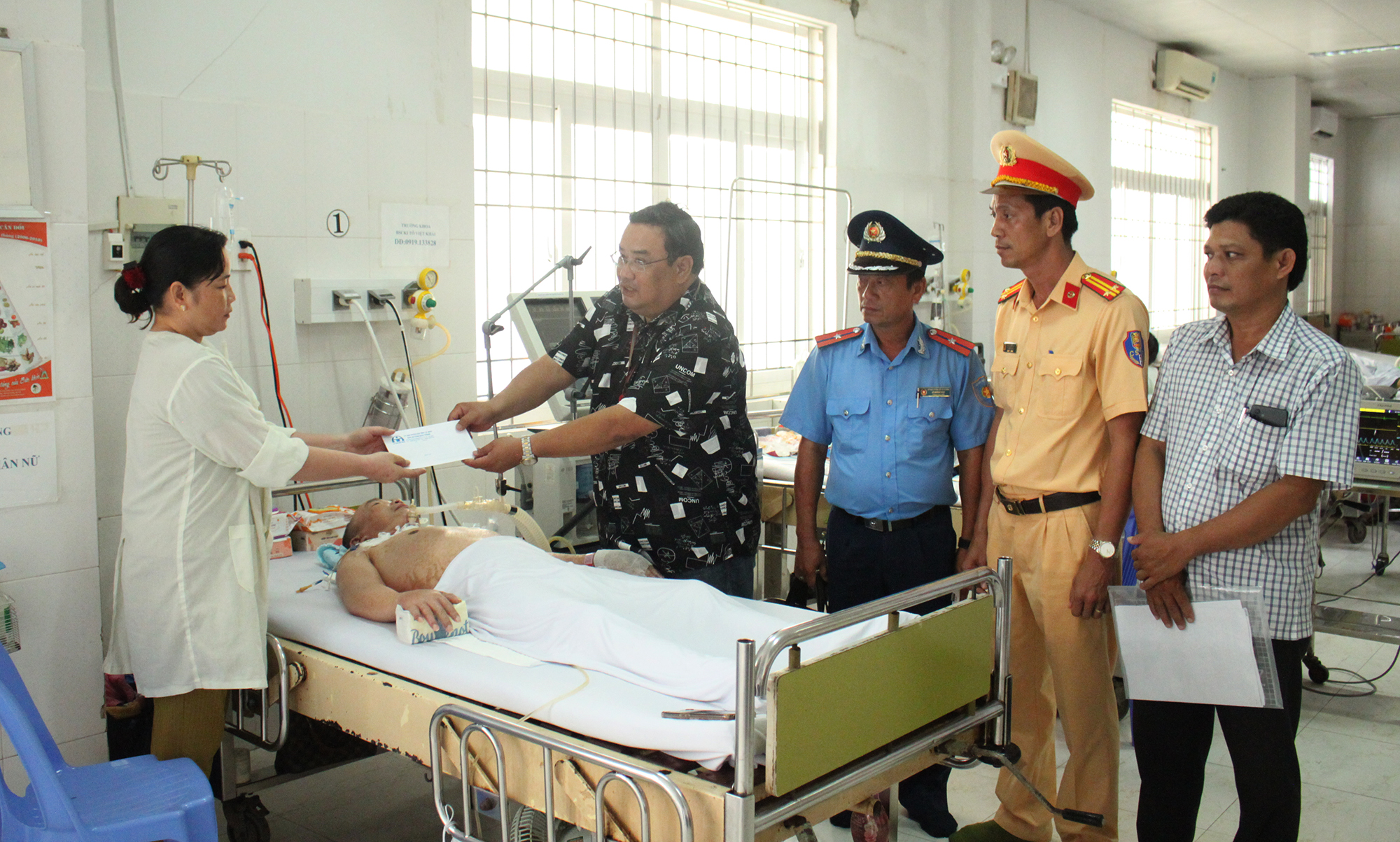 Gia cảnh ngặt ngh&egrave;o của người thợ hồ bị tai nạn- Ảnh 1.