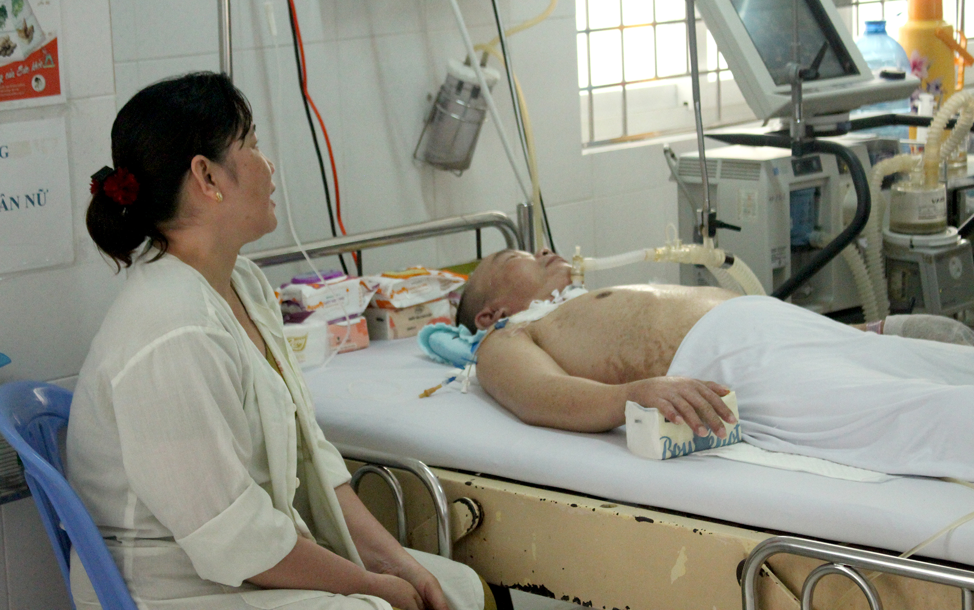 Gia cảnh ngặt ngh&egrave;o của người thợ hồ bị tai nạn- Ảnh 2.