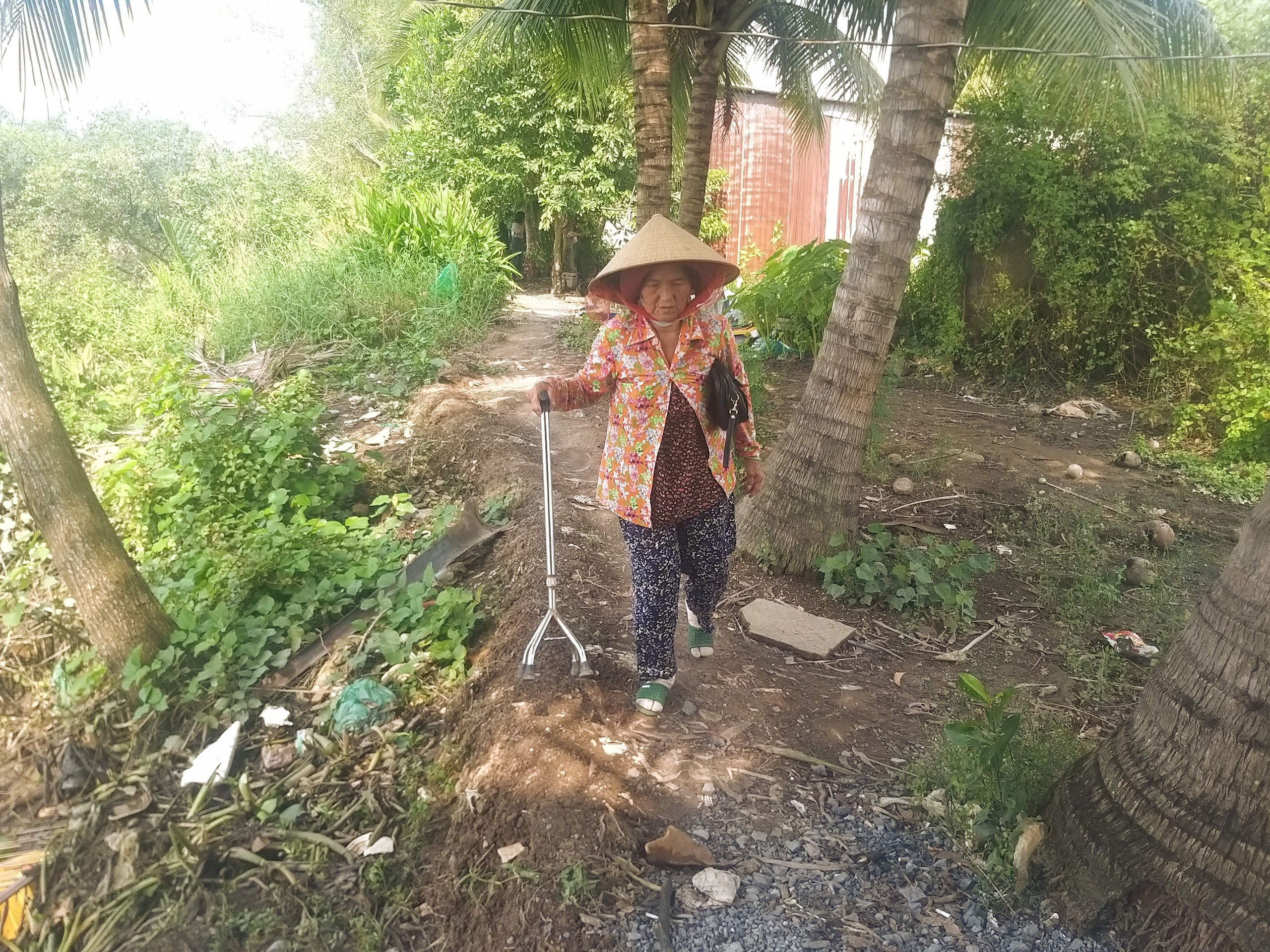 Con trai mất do TNGT, mẹ gi&agrave; gần 70 tuổi chống gậy b&aacute;n v&eacute; số mưu sinh- Ảnh 3.