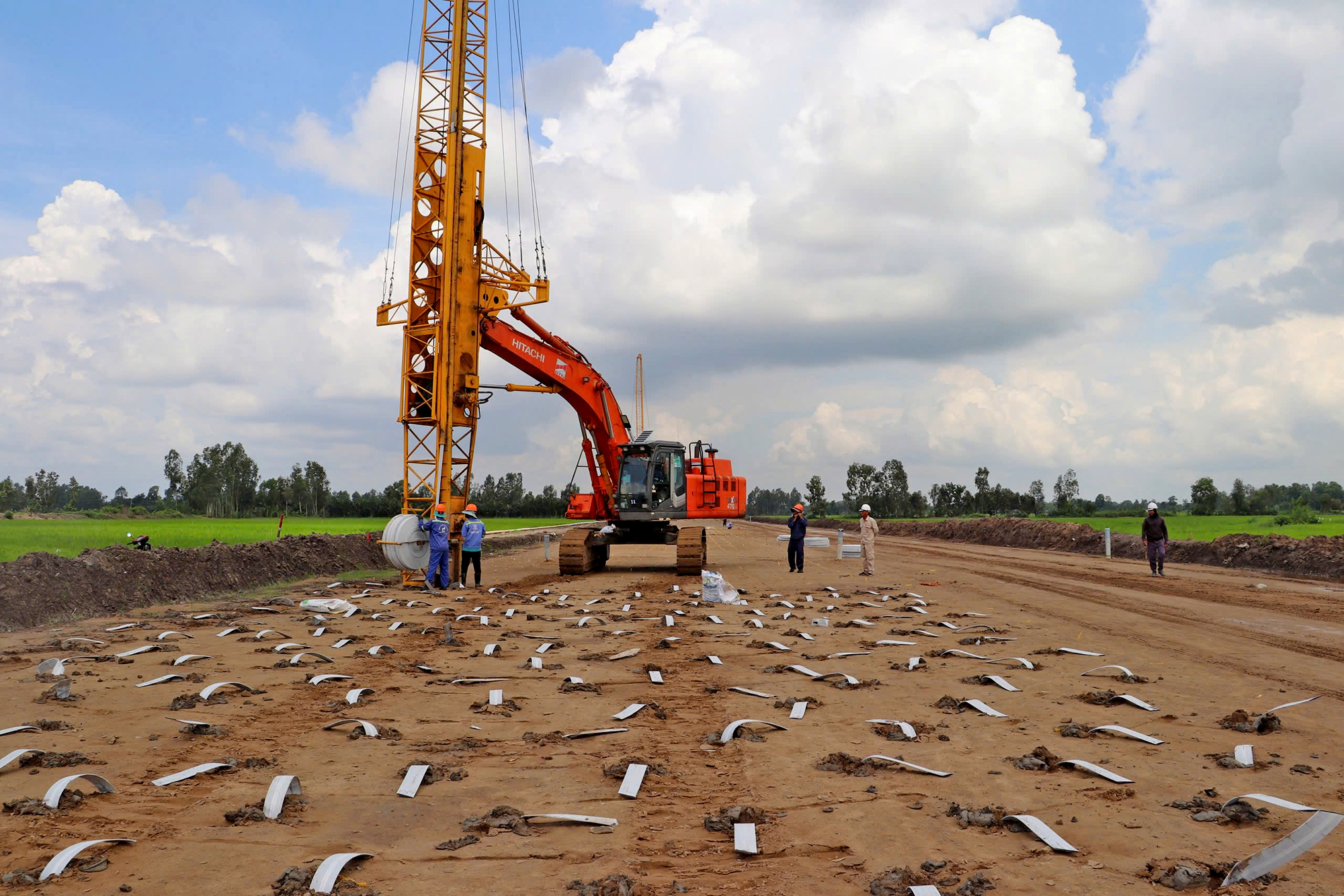 Xử lý nền đất yếu, rút ngắn tiến độ cao tốc Bắc - Nam - Ảnh 1. Xử lý nền đất yếu, rút ngắn tiến độ cao tốc Bắc - Nam - Ảnh 1.
