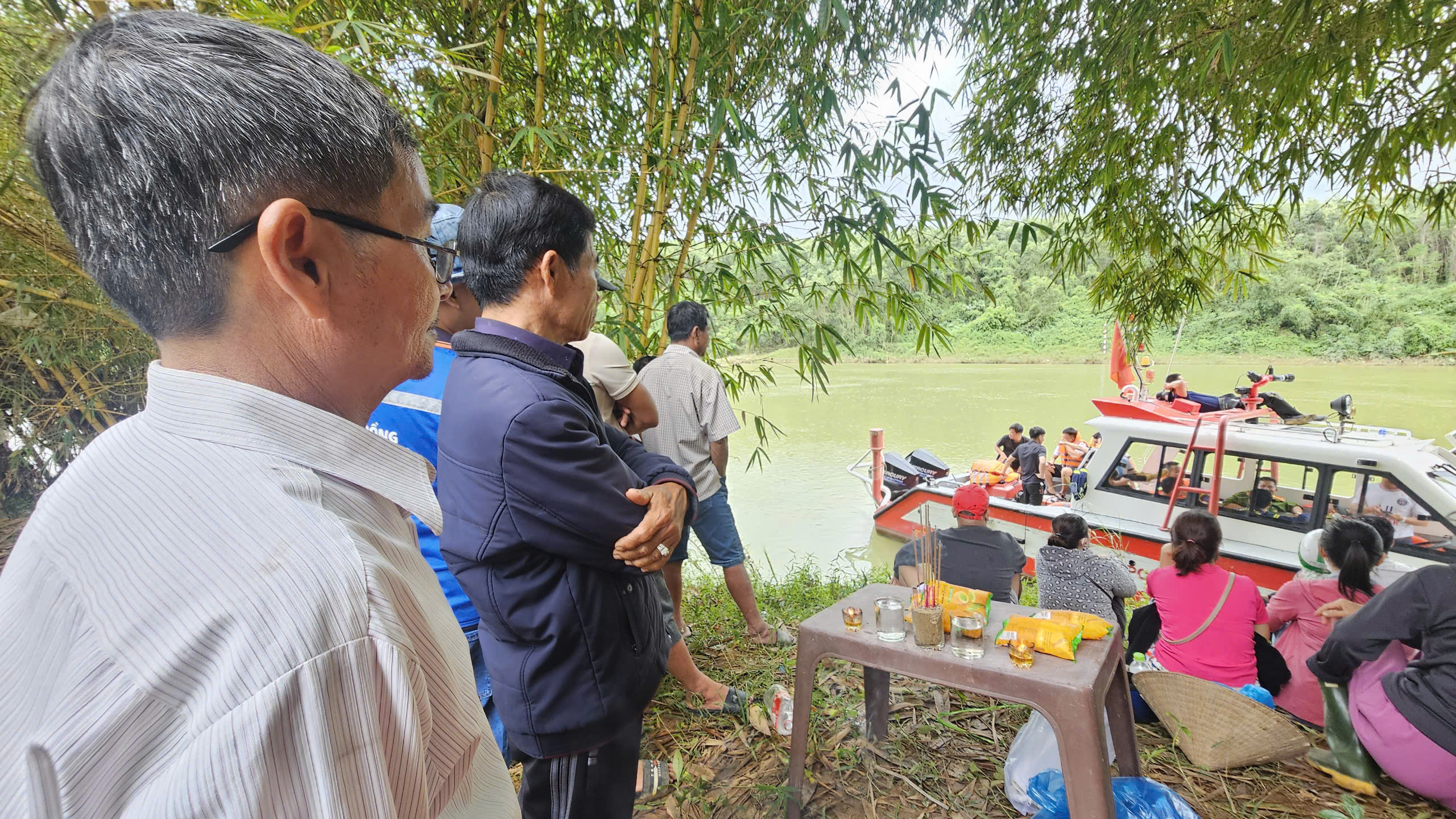 Đưa xe chở r&aacute;c gặp nạn l&ecirc;n bờ, vợ bầu mong ng&oacute;ng chồng mất t&iacute;ch- Ảnh 1.