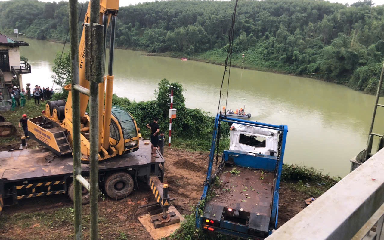 Tìm thấy một nạn nhân mất tích vụ xe rác rơi xuống sông, cách hiện trường hơn 6km- Ảnh 3. Đưa xe chở rác gặp nạn lên bờ, vợ bầu mong ngóng chồng mất tích