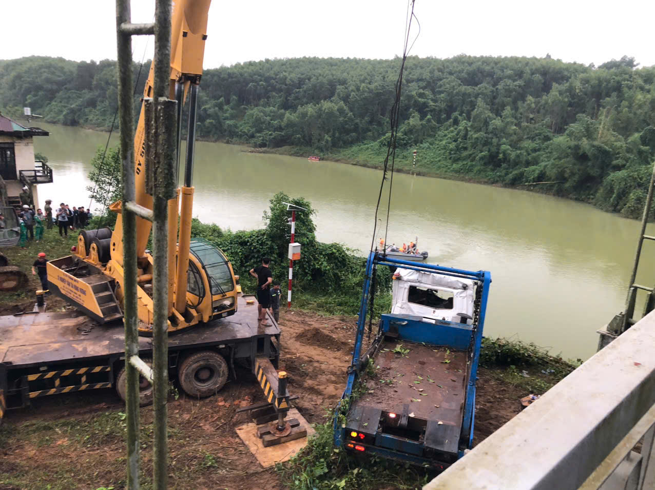 Đưa xe chở r&aacute;c gặp nạn l&ecirc;n bờ, vợ bầu mong ng&oacute;ng chồng mất t&iacute;ch- Ảnh 6.