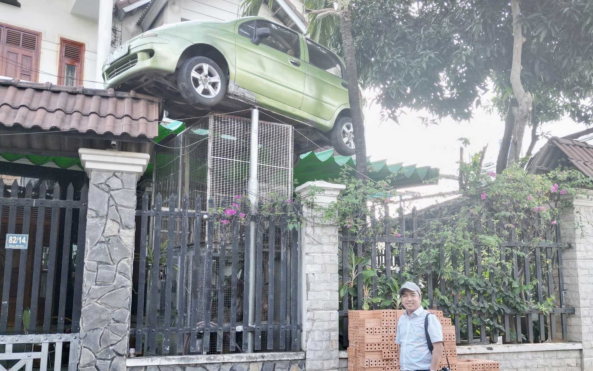 Địa phương l&ecirc;n tiếng về việc người d&acirc;n g&aacute;c &ocirc; t&ocirc; l&ecirc;n cổng nh&agrave; "lưu giữ kỷ niệm"- Ảnh 2.