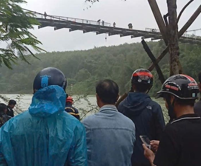 Khoảnh khắc xe chở r&aacute;c va chạm th&agrave;nh cầu treo, rơi xuống s&ocirc;ng, 2 người mất t&iacute;ch- Ảnh 2.