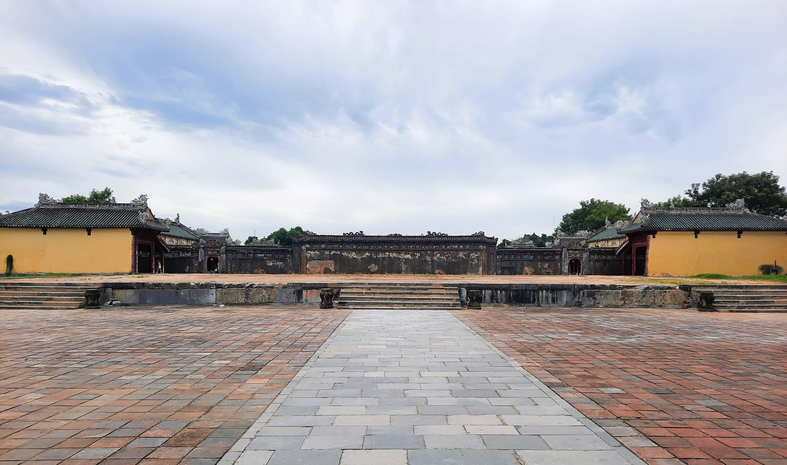 Ng&ocirc;i điện trong Tử Cấm th&agrave;nh Huế c&ograve;n lại nền m&oacute;ng được đầu tư phục hồi- Ảnh 1.