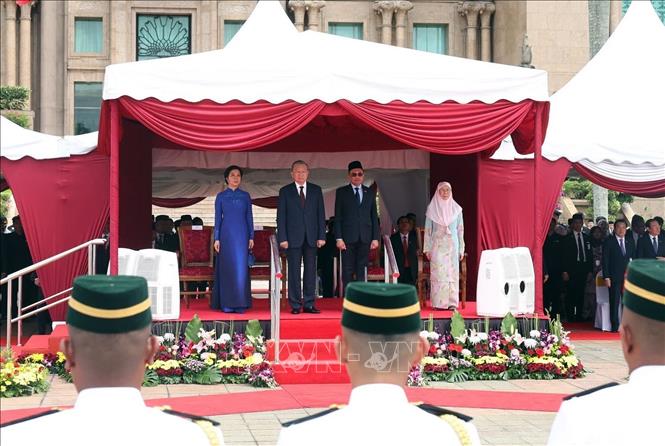 Malaysia đ&oacute;n Tổng B&iacute; thư T&ocirc; L&acirc;m v&agrave; phu nh&acirc;n theo nghi thức cao nhất- Ảnh 2.