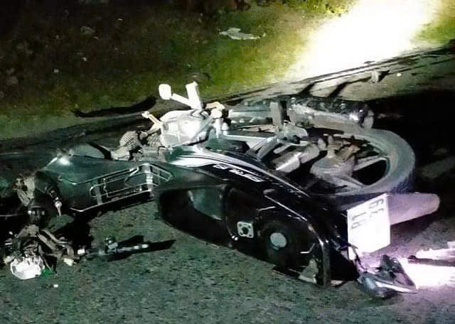 Hai thanh ni&ecirc;n tử vong sau va chạm với &ocirc; t&ocirc; kh&aacute;ch tr&ecirc;n đường ven biển ở B&igrave;nh Thuận- Ảnh 1.