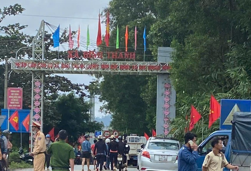 Vụ xe chở r&aacute;c rơi xuống s&ocirc;ng, 2 người mất t&iacute;ch: Cầu yếu, hạn chế tải trọng 8 tấn- Ảnh 1.