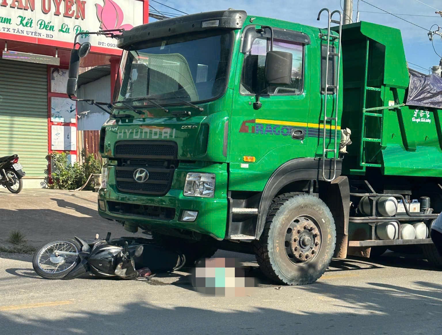Va chạm với xe m&aacute;y đi c&ugrave;ng chiều, người phụ nữ bị xe ben c&aacute;n tử vong- Ảnh 1.
