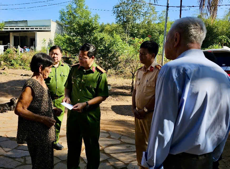 Đồng Nai: Thăm hỏi, chia sẻ kh&oacute; khăn với gia đ&igrave;nh nạn nh&acirc;n tai nạn giao th&ocirc;ng- Ảnh 4.