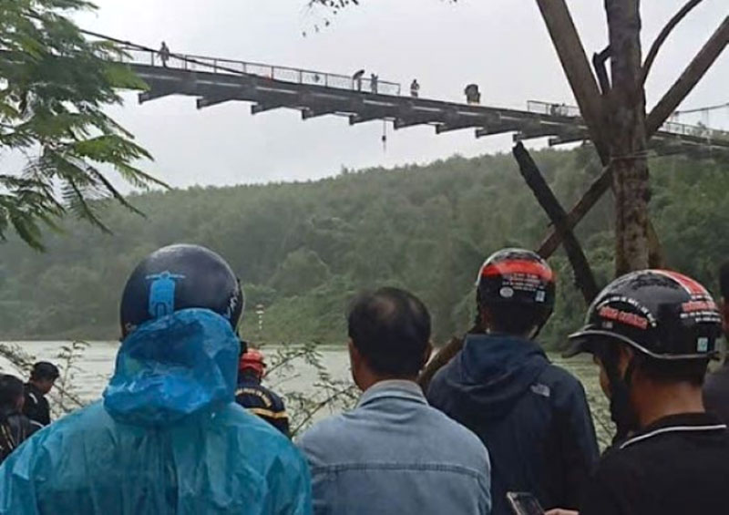Lực lượng chức năng, ch&iacute;nh quyền địa phương đang khẩn trương t&igrave;m kiếm 2 nạn nh&acirc;n đang mất t&iacute;ch.